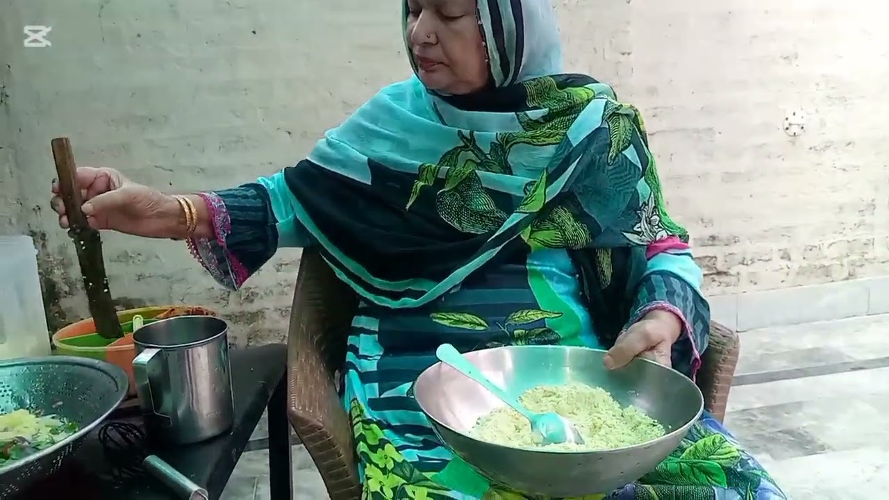 Aj ma ji na pakode aur aalu faliyan banaen