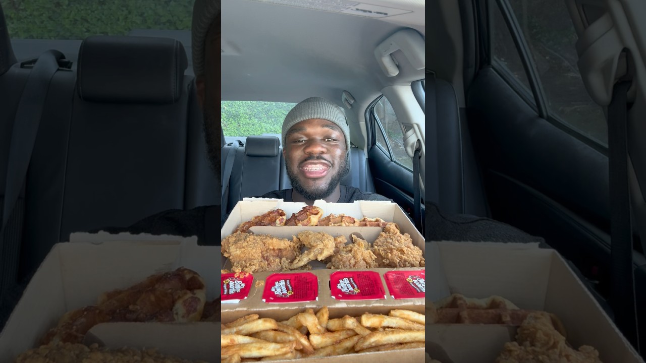 Пробую курицу и вафли KFC 