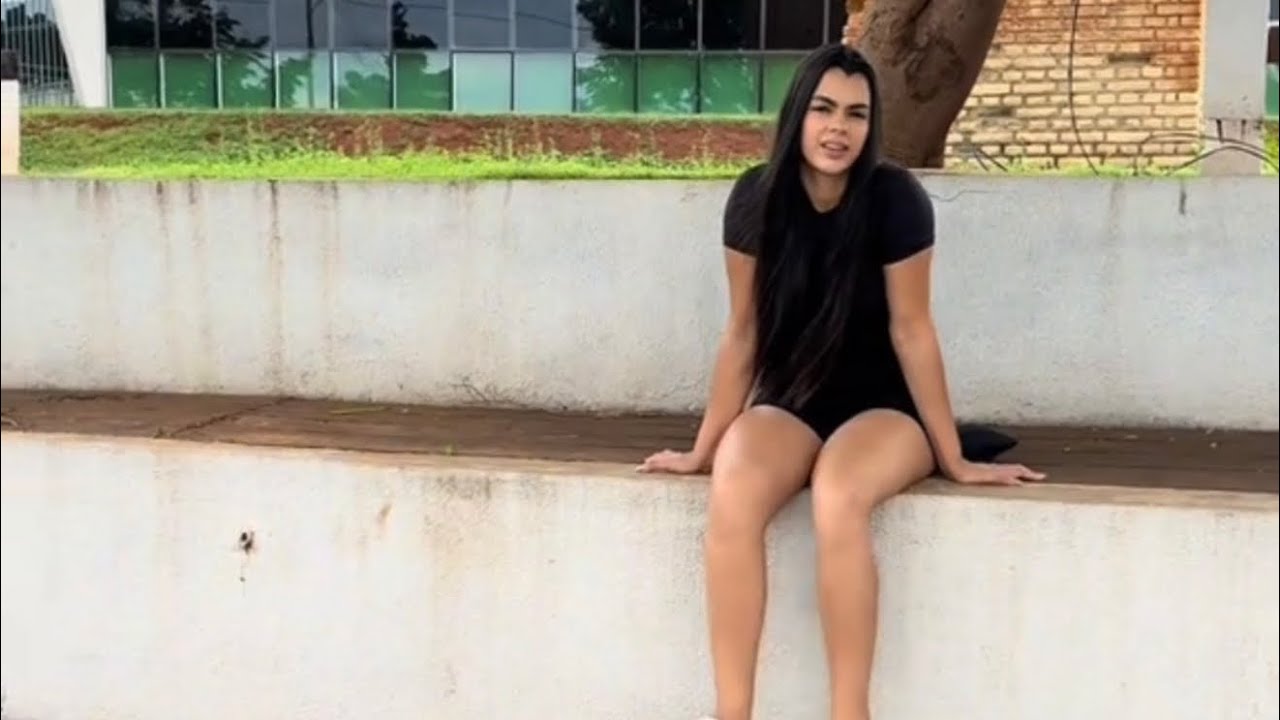 Vi essa morena perfeita e voltei na hora pra conversar com ela, fiquei apaixonado 😍😍