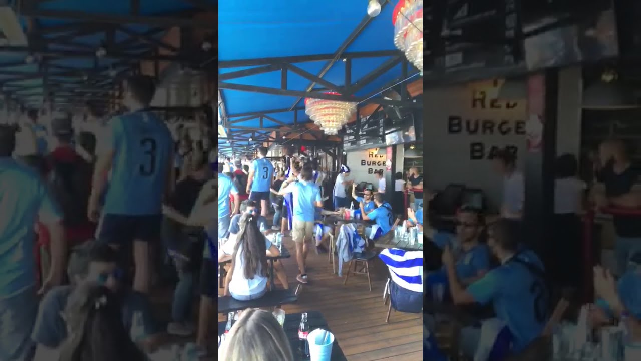 Uruguayos festejan en un bar moscovita 