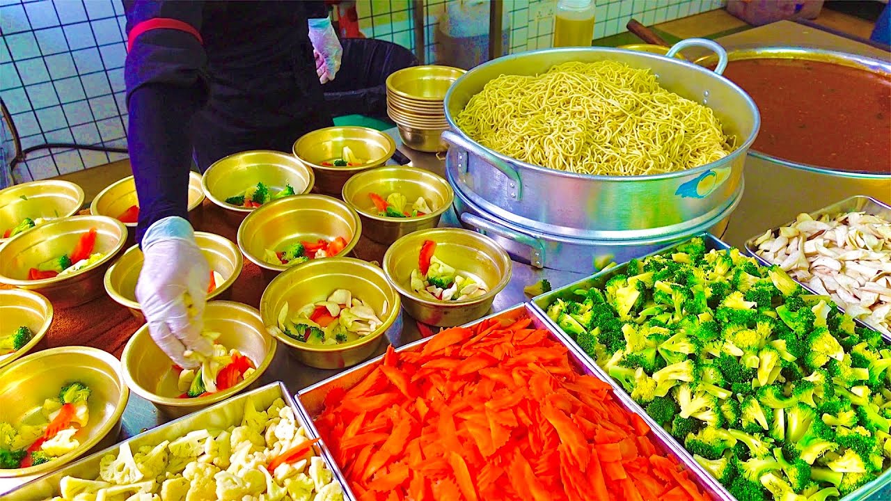 Under $5 CAMBODIAN Street Food ! From PHNOM PENH Noodle SOUP to Australian BEEF Noodle Steak