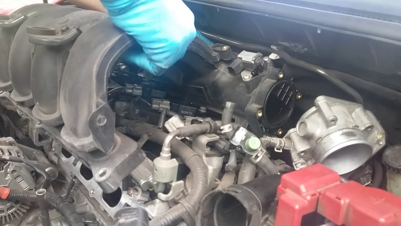 Замена катушки зажигания и свечей на Nissan Versa 2008 года, часть 4.