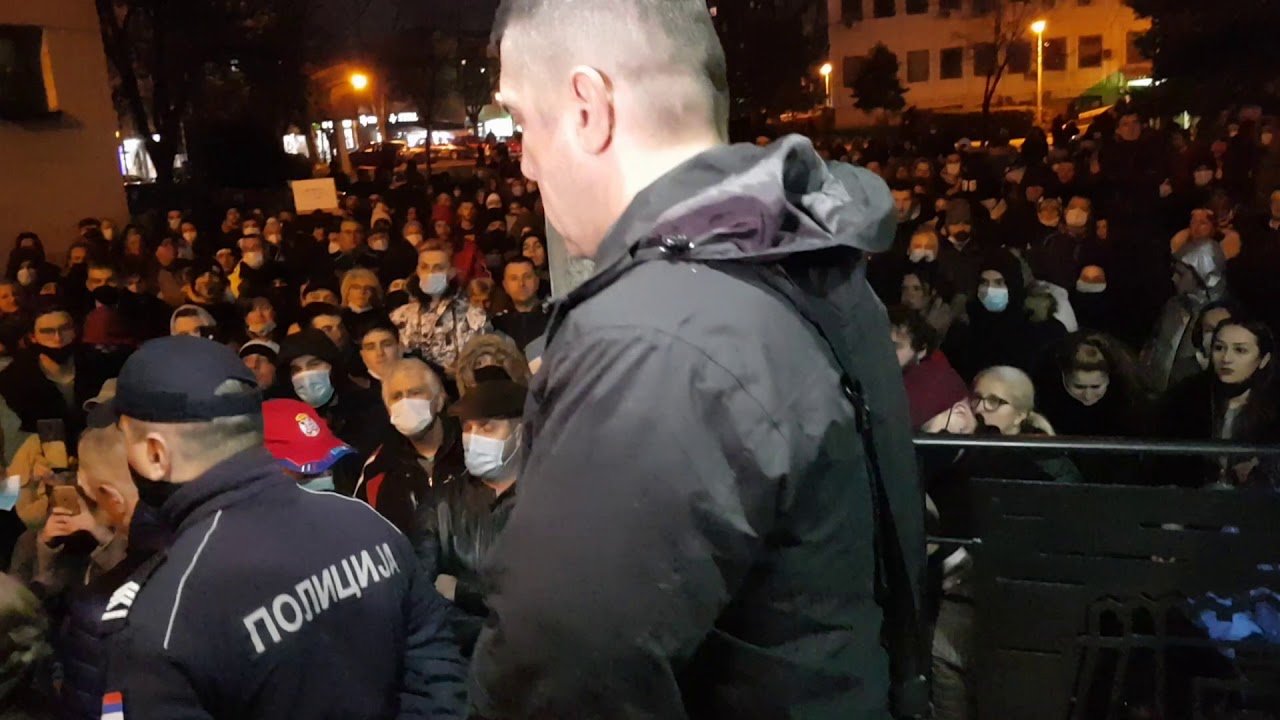 Protest ispred Policije, Načelnik se pojavio ispred građana