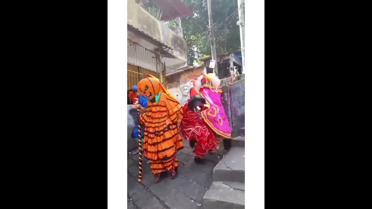 folia de reis azul e branca descendo o morro da formiga pra festa dos filhos da flor