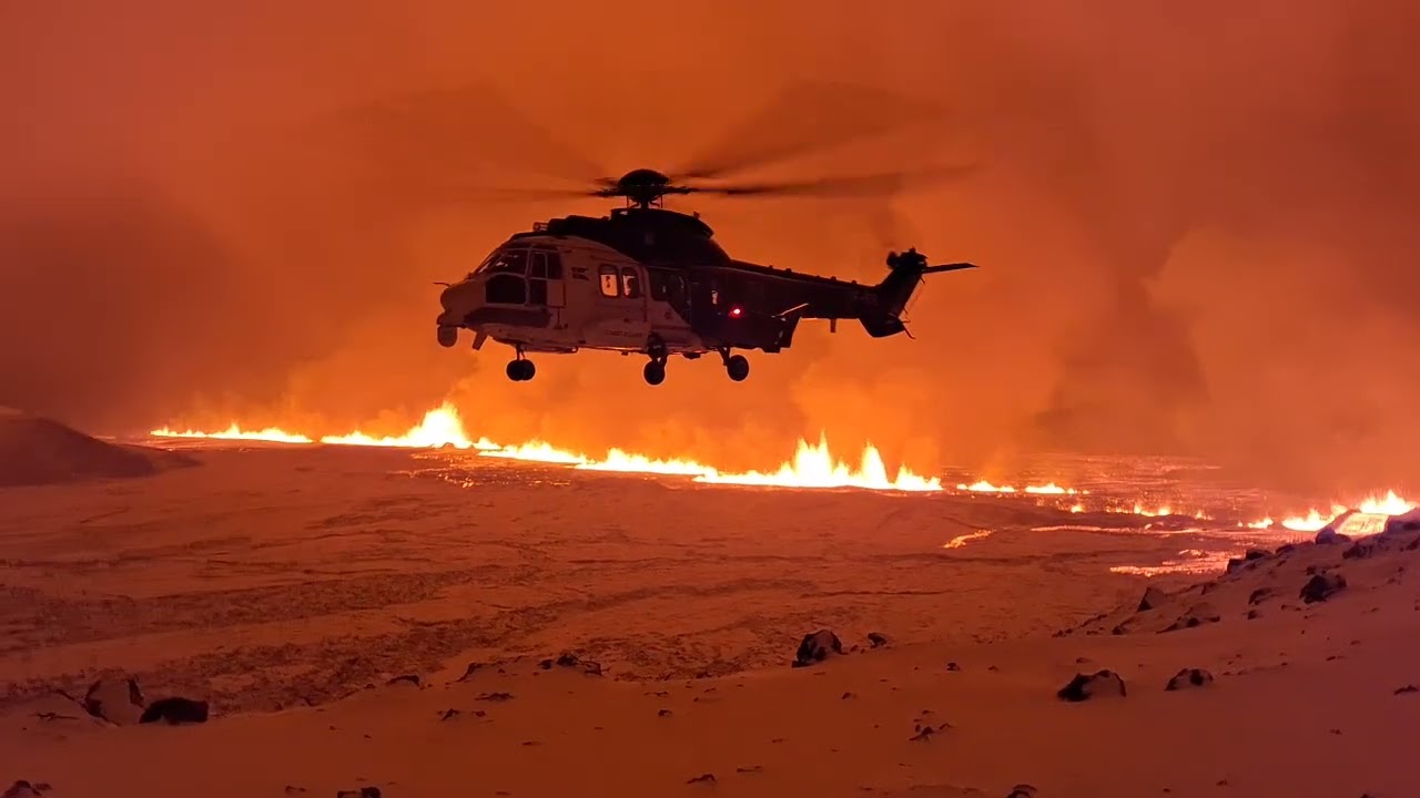 Þyrla Landhelgisgæslunnar við eldgos norður af Grindavík