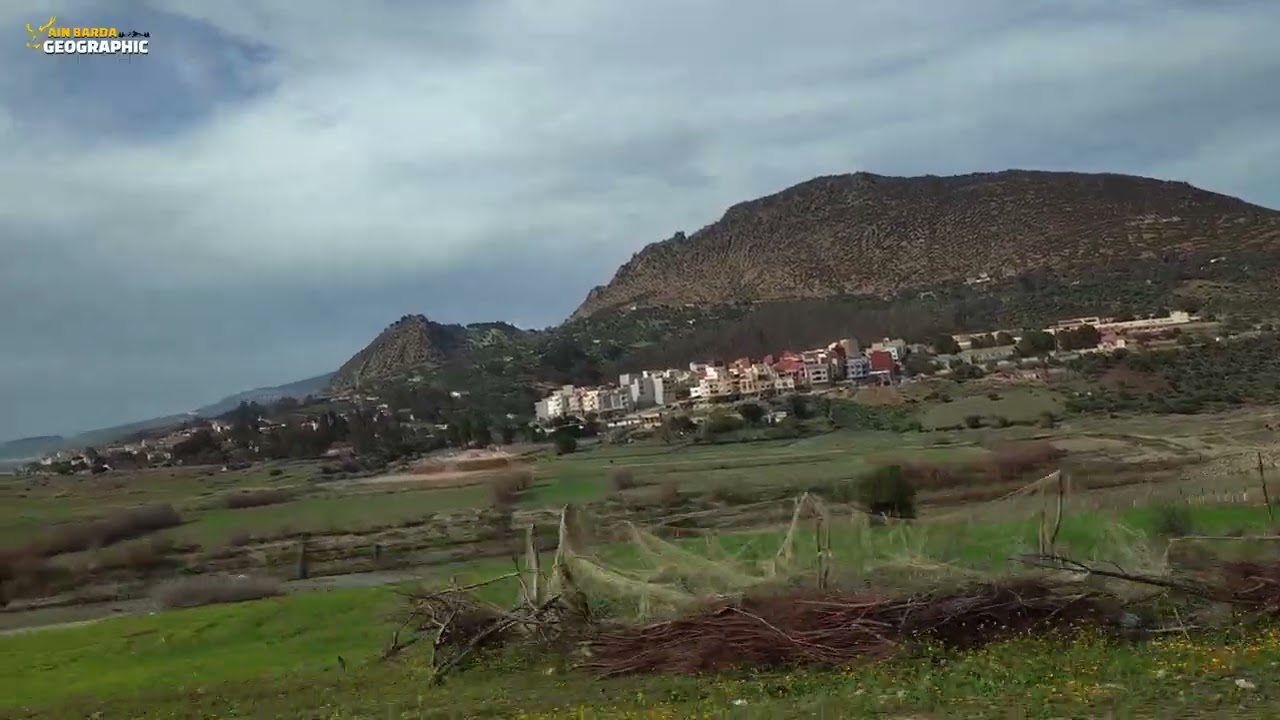 جمال قرية ورتزاغ. على ضفاف سد الوحدة. إقليم تاونات