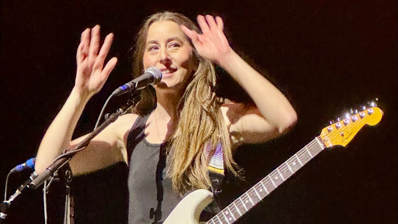 HAIM - Spinning - LIVE - O2 Arena, London - I Quit Tour - 28 October 2025