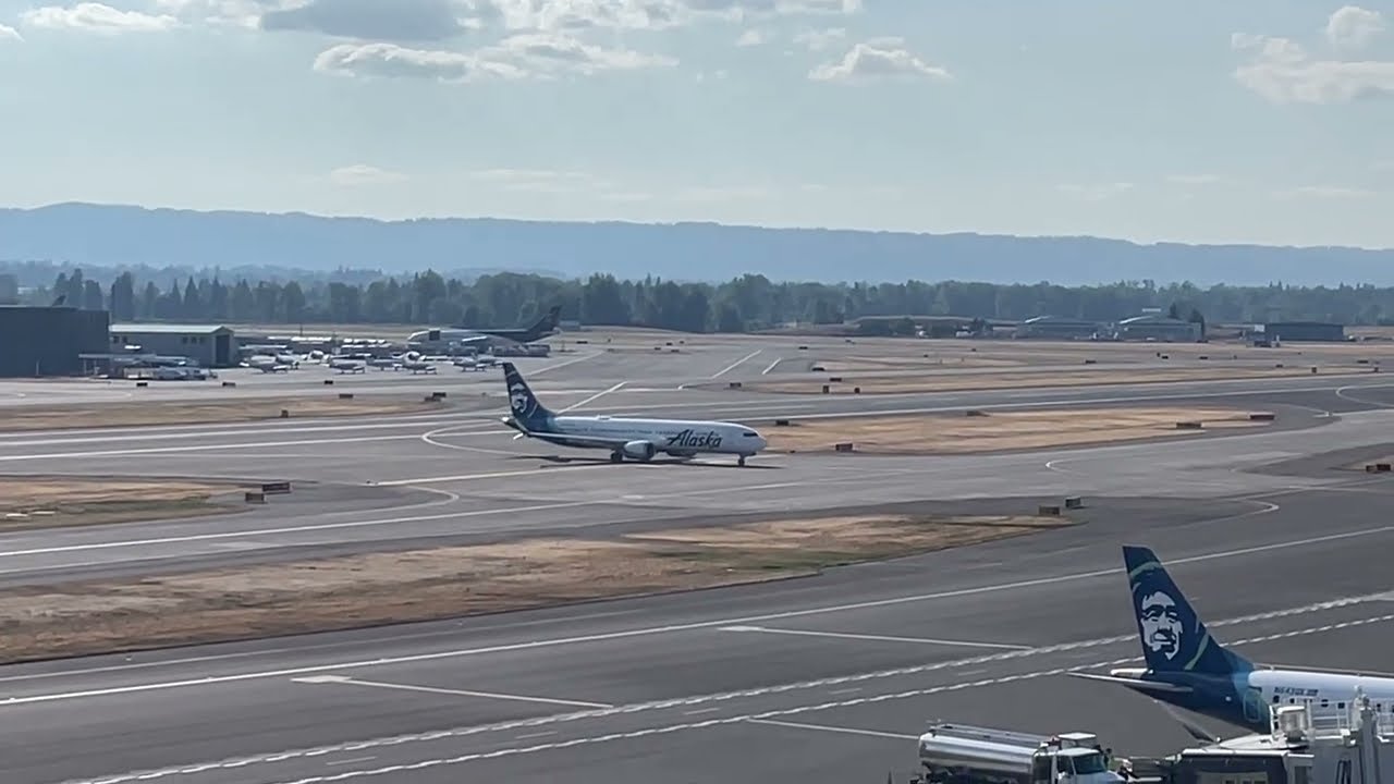 Alaska 737 MAX 9 Landing in Portland (PDX)