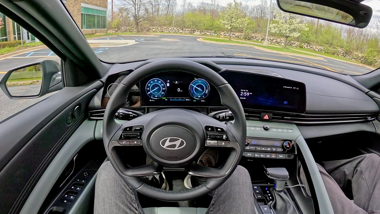 Hyundai Elantra Hybrid Limited 2024 года &mdash; обзор от первого лица