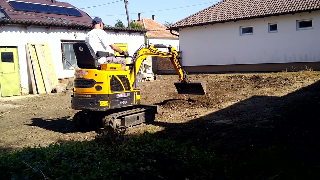 Force 310 mini excavator / Lumag MD500 pro G&eacute;pi f&ouml;ldmunka, Az udvar (2. r&eacute;sz)