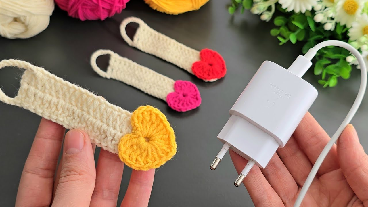 Make MONEY with This SUPER EASY Crochet Mini Cable Holder!❤Sell and give as a gift.