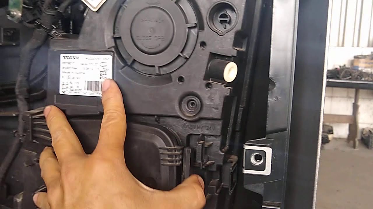Como Trocar Lâmpadas do Farol Principal - Volvo FH 4 (2019)