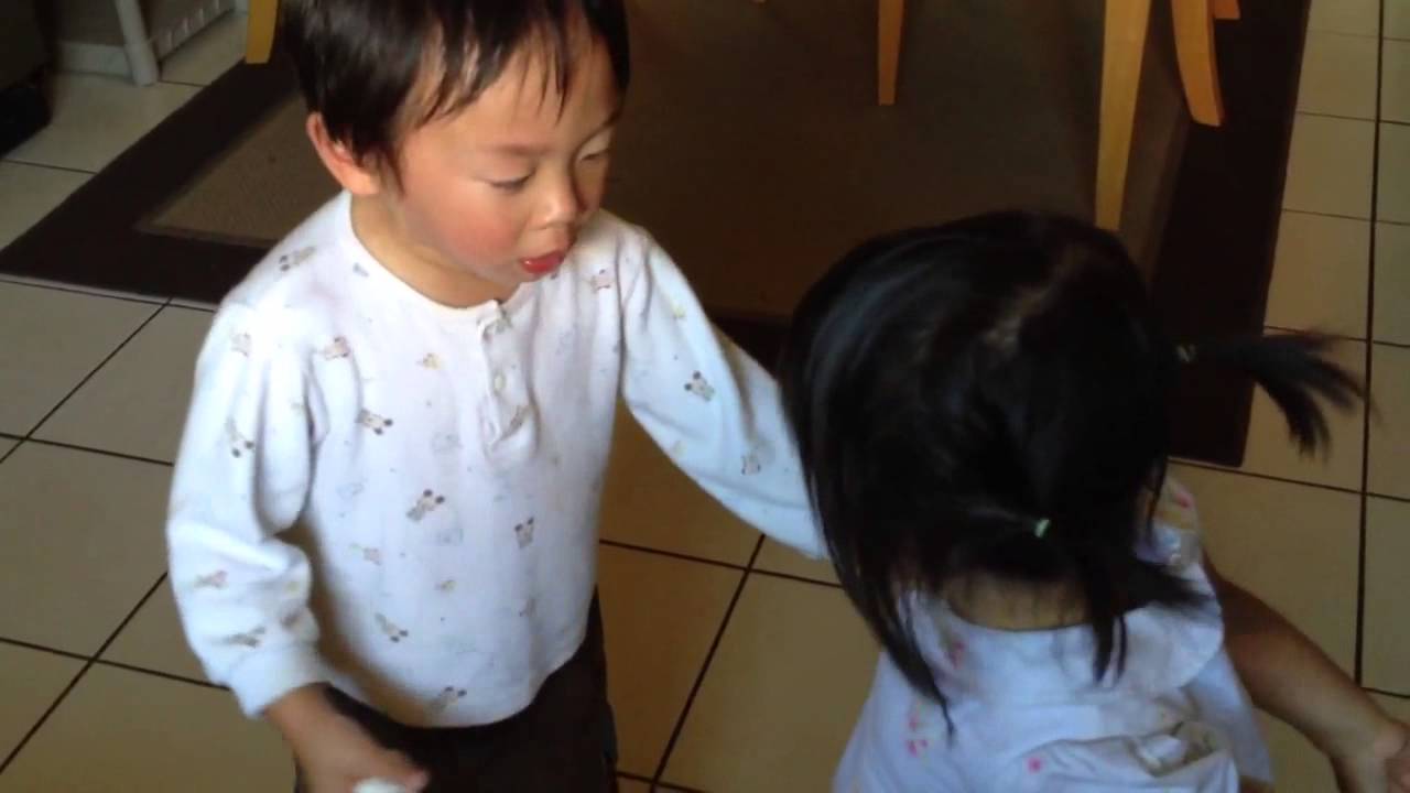 (3y6m)(2y2m) 妹妹犯錯, 哥哥哭哭