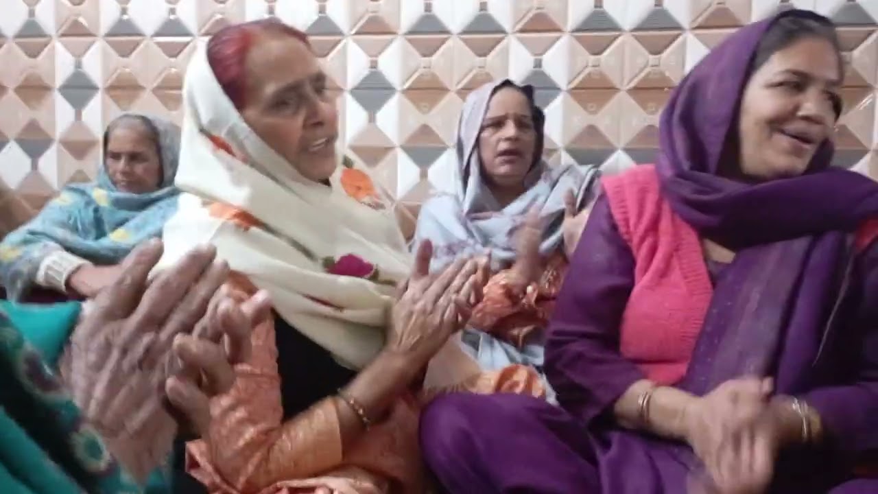 आज तो बधाई  होवे रंग महल म #hariyanvisong #haryanviculture #viralvideo #bhajankirtan 