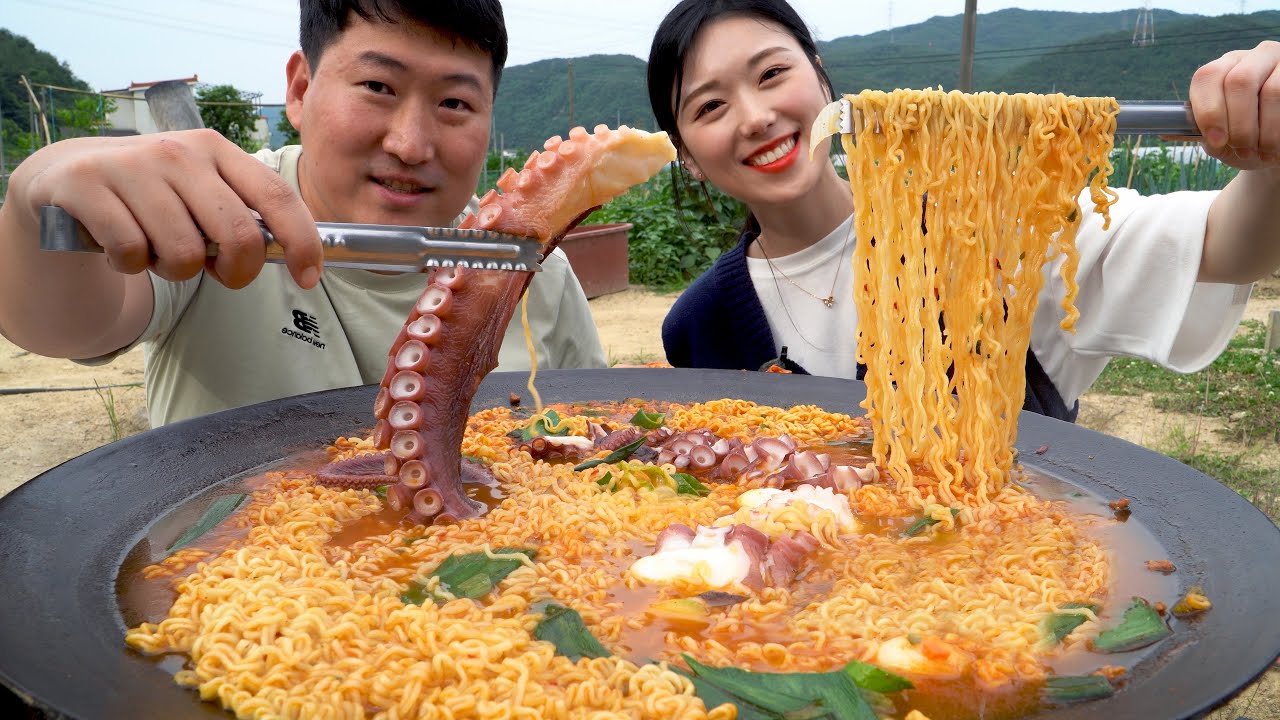 흥삼님과 가마솥 문어라면 먹방:) Ramen with octopus Mukbang