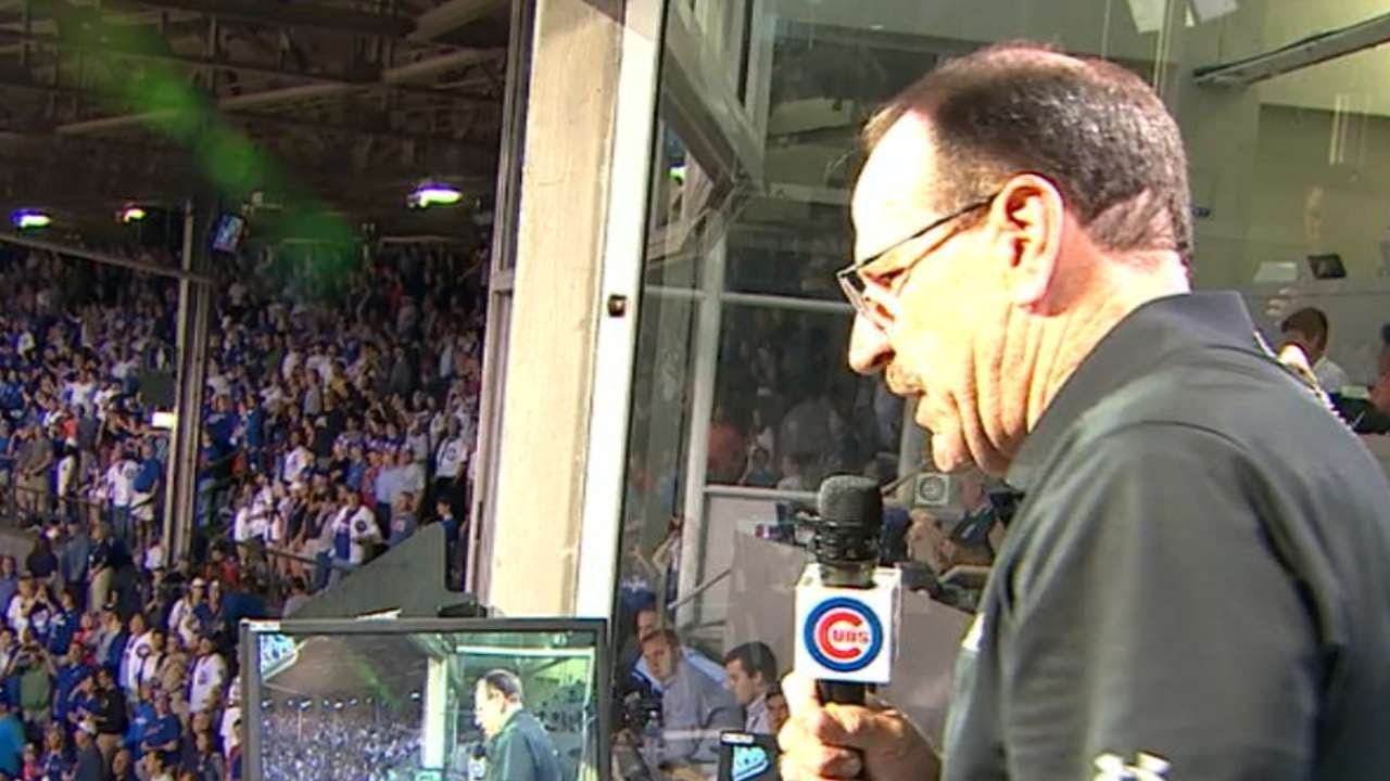 ARI@CHC: Brenly sings during 7th-inning stretch