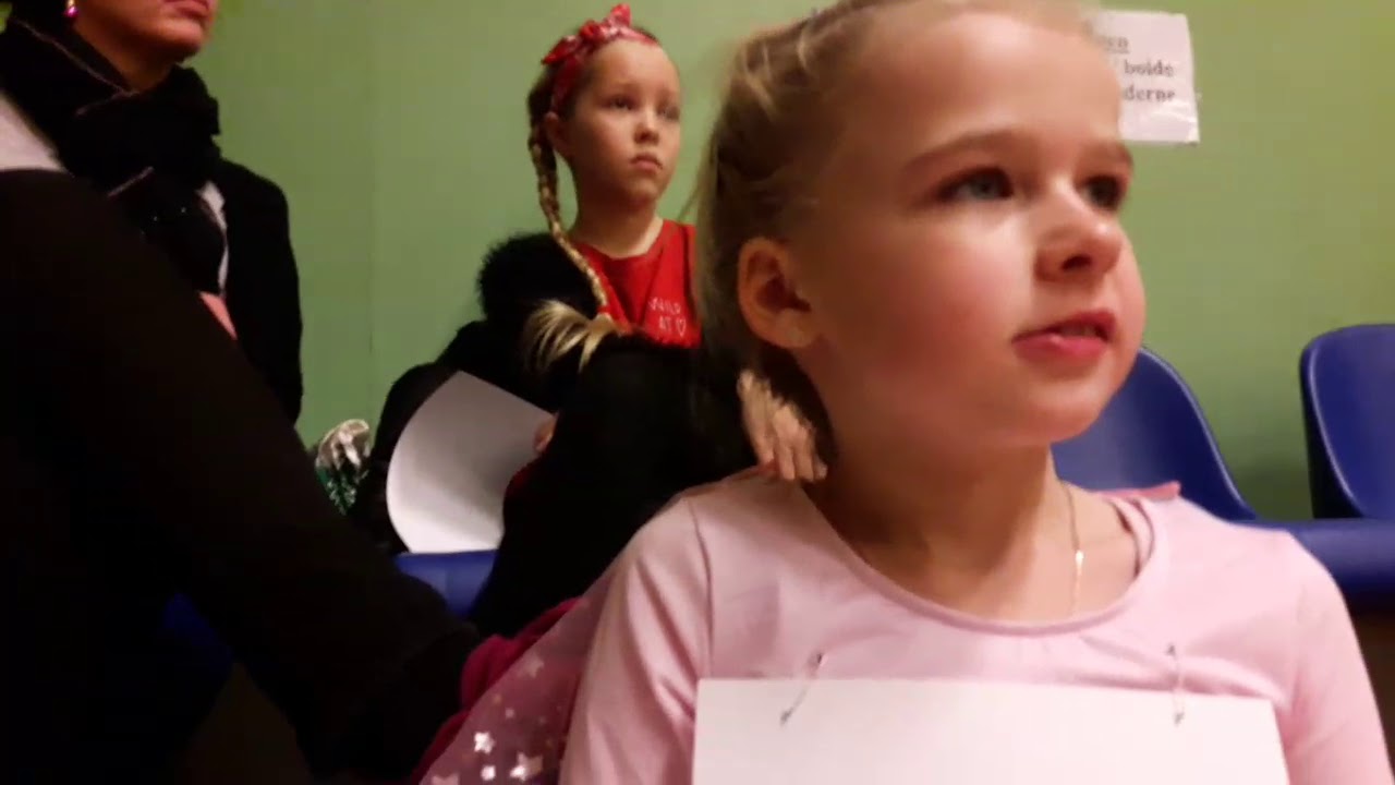 Amalie & Sofia optr&aelig;der med discodans🎶😍👏