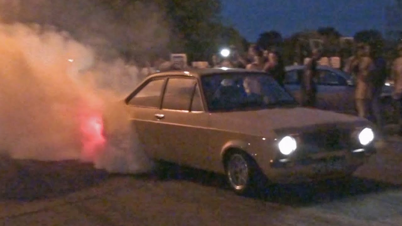 HPE Mk2 Escort Rolling Burnout Leaving a Car Meet
