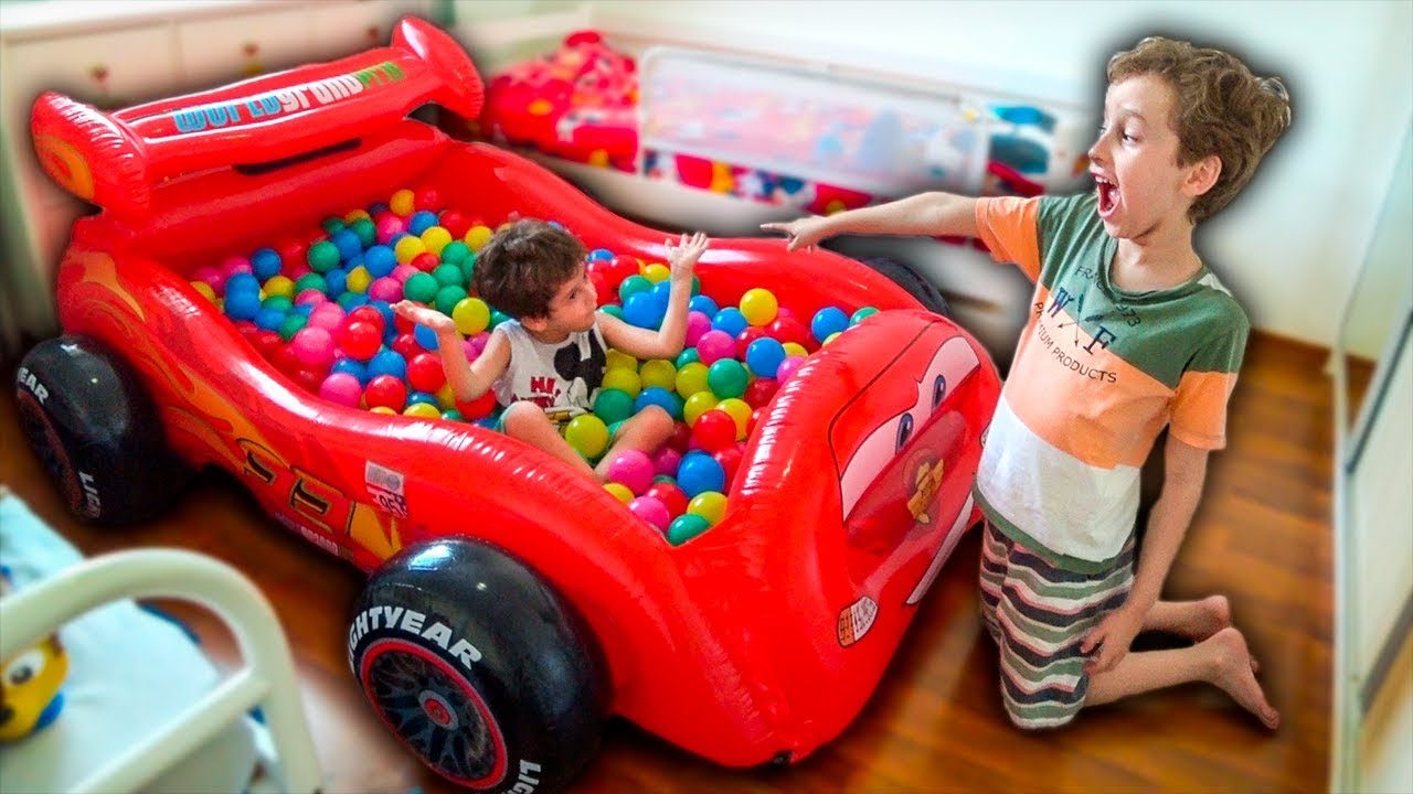 BRINCANDO na PISCINA de BOLINHAS do CARROS com Ovo de Páscoa Patrulha Canina - Paulinho e Toquinho