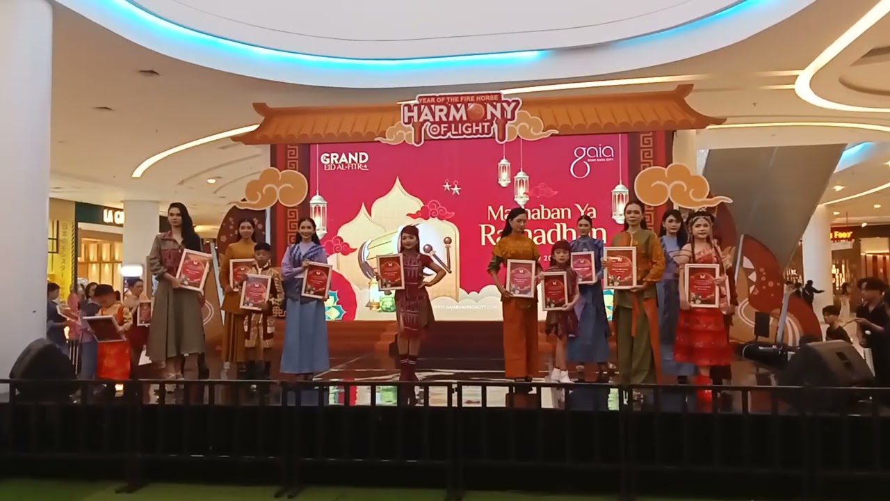 Acara slik road tri ethnic glow fashion show di center atrium gaia bumi raya city mall 