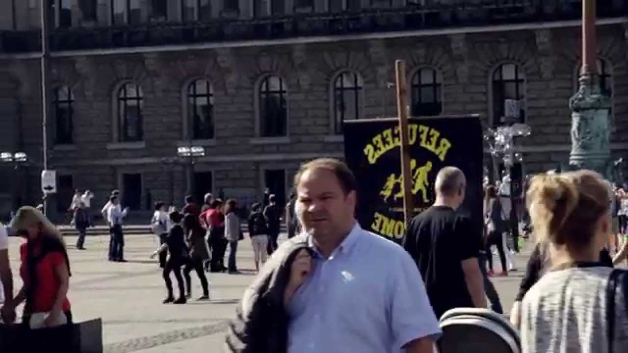 Das Floß legt an