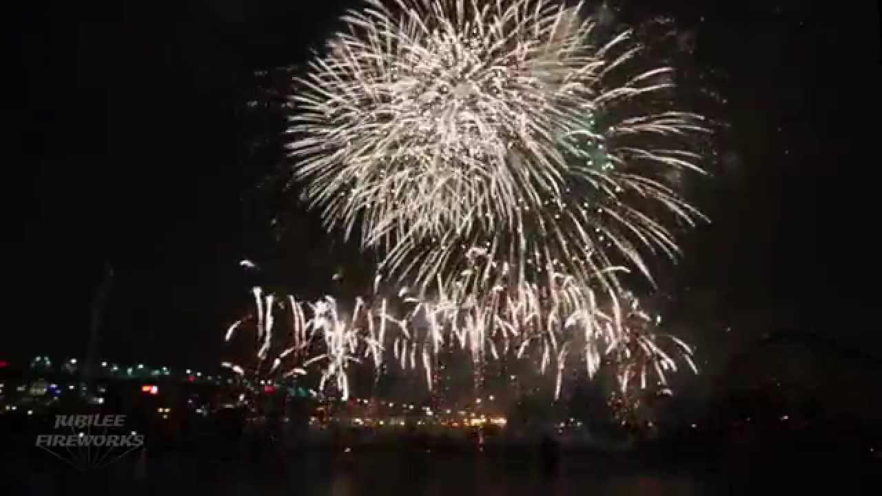 'Love Me Like You Do' Jubilee Fireworks L'International des Feux Loto-Qu&eacute;bec