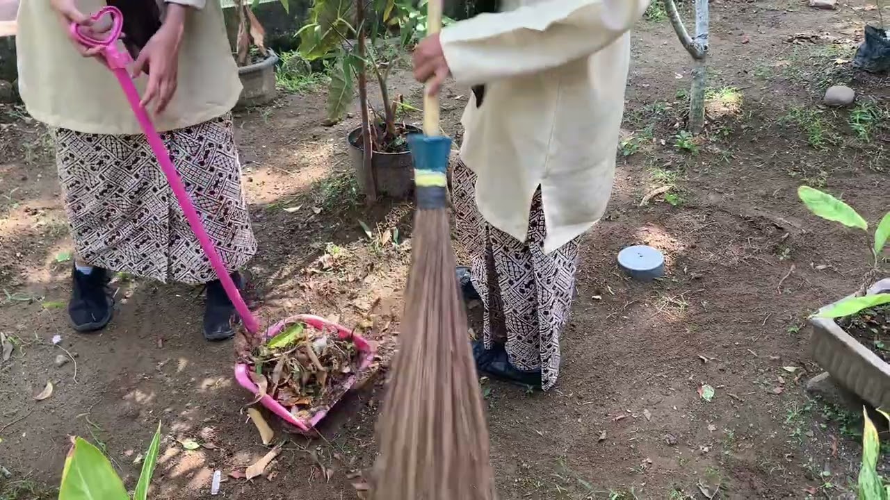 aksipemberdayaan komunitas dalam bidang lingkungan pembersihan taman didepan kelas XIIF4 SMAN2Padang