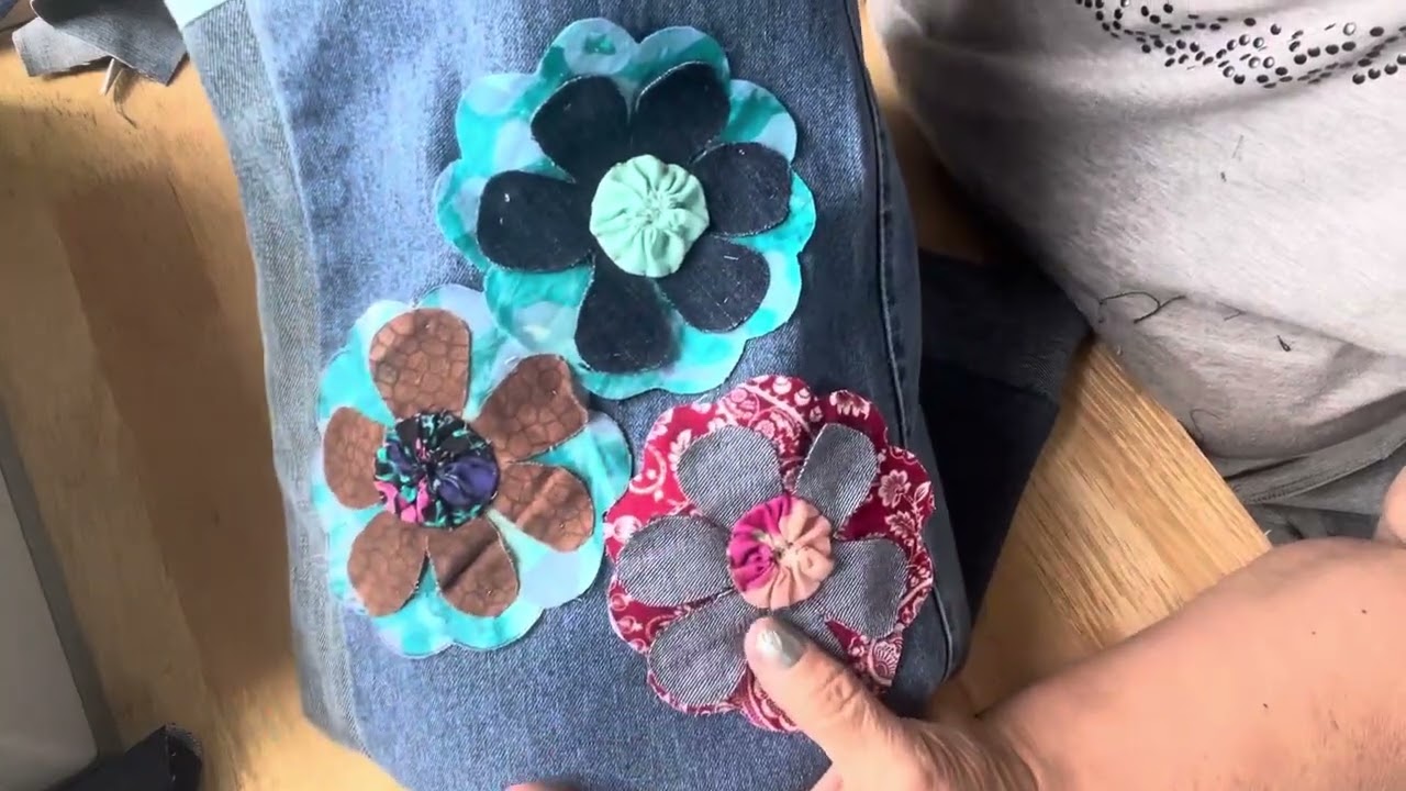 Como decorar un bolso con yoyos de tela  #tejedoras  #decoracion #crochet 