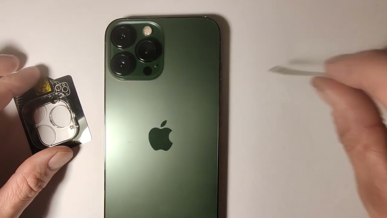 iPhone 13 Pro Max - zakładanie szkła ochronnego na aparat.