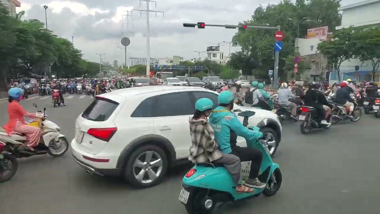 Sài Gòn kẹt xe trong giờ cao điểm tan tầm
