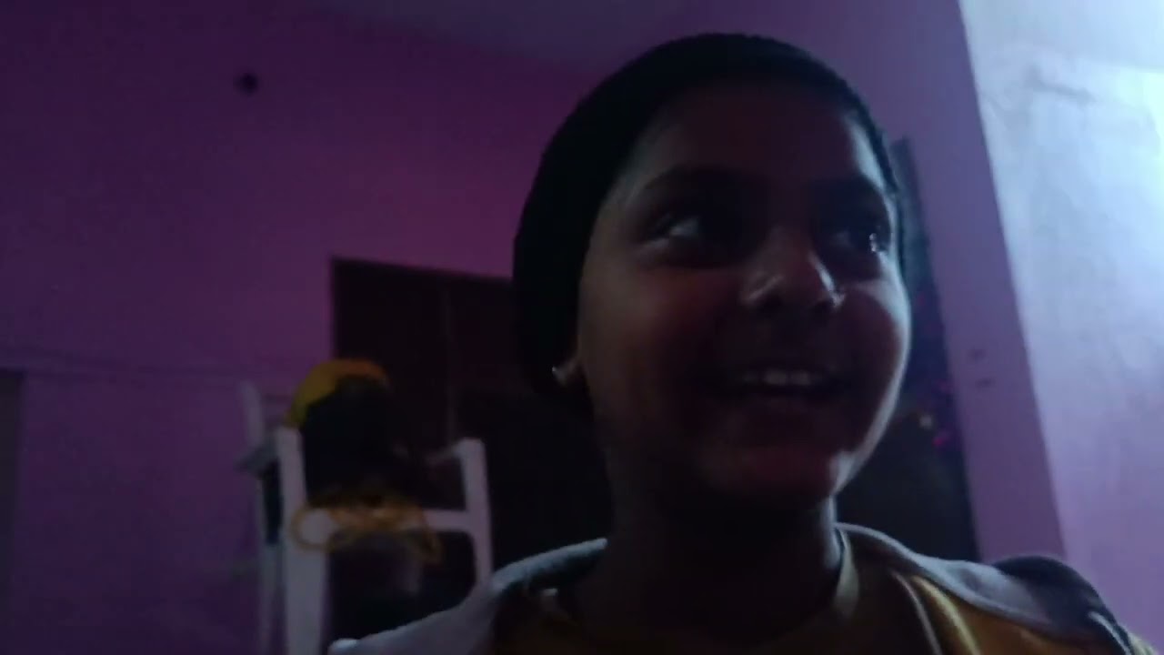 Funny Mom , reporter trishika , report karte hue, ZTV TUM SE TUM TAK KA REVIEW LETE HUE PUBLIC SE. 😂