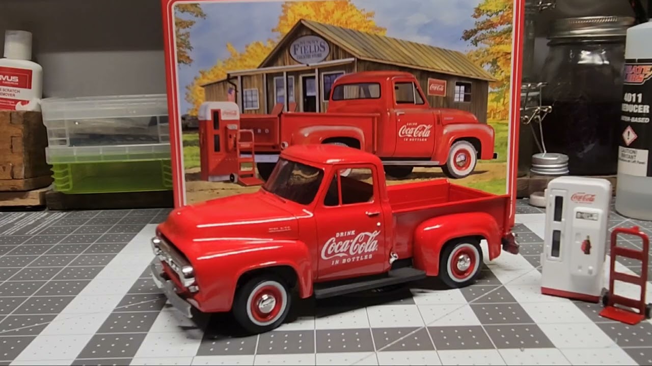 Набор для сборки модели Ford F-100 1953 года от AMT