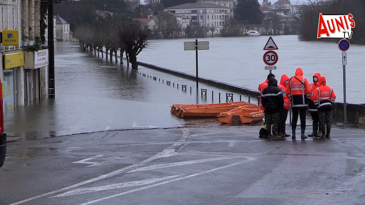 Saintes sous l'eau : la ville connait une crue exceptionnelle de la Charente jamais vue depuis 1994