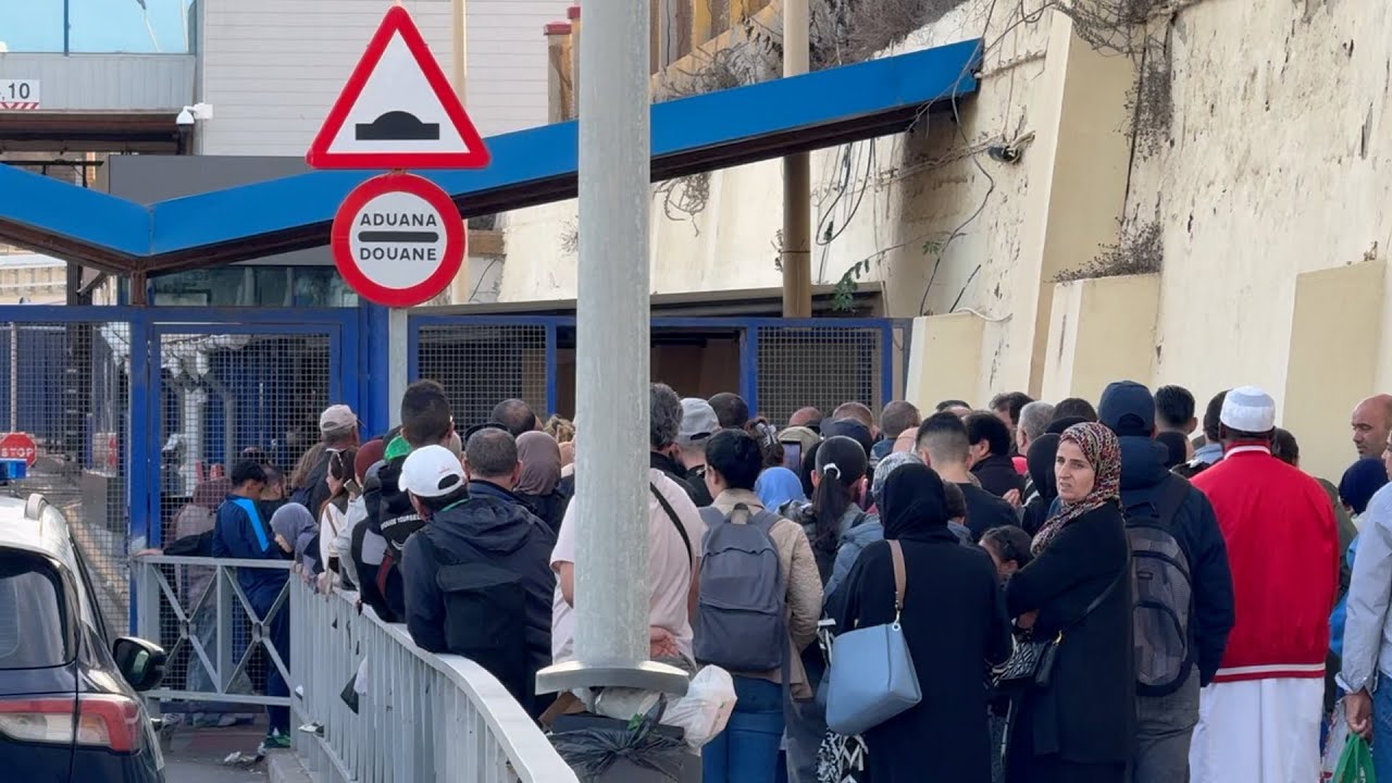 Colas en la frontera: el infierno de cruzar de Ceuta a Marruecos