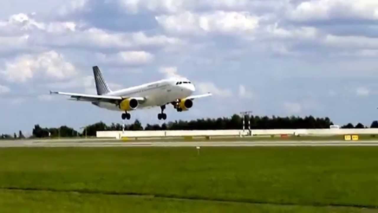 Airbus A320 Vueling (EC-KDX) Landing in Prague Airport