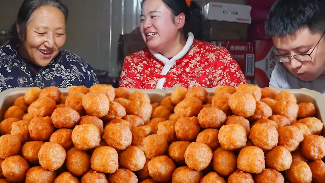 Дандан делает крокеты на новогоднем ужинате в северной части провинции Шэньси.