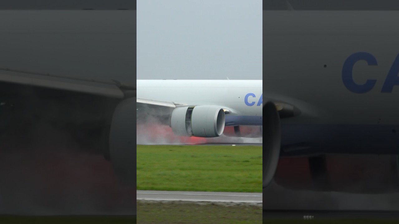 INSANE Full Reverse Thrust on Wet Runway #aviation #landing #schipholairport #b777 #planespotting