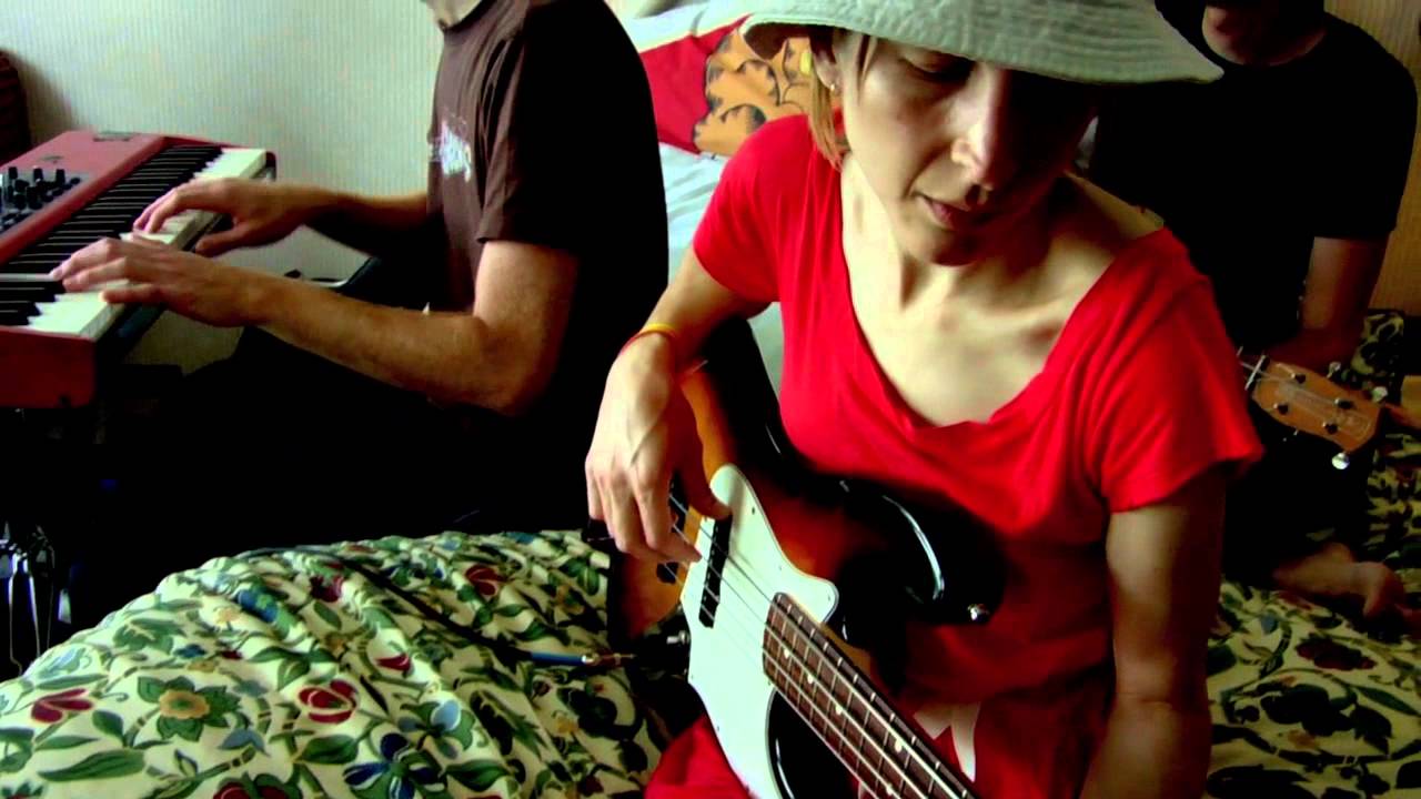 The Ladybug Transistor - Clutching Stems (XX Merge Offstage)