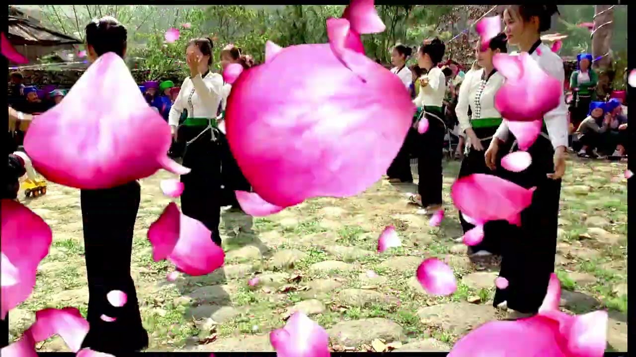 Múa mừng lễ cúng nhà thờ bản phày xã Ngọc Chiến do đội bản đung xông thể hiện 