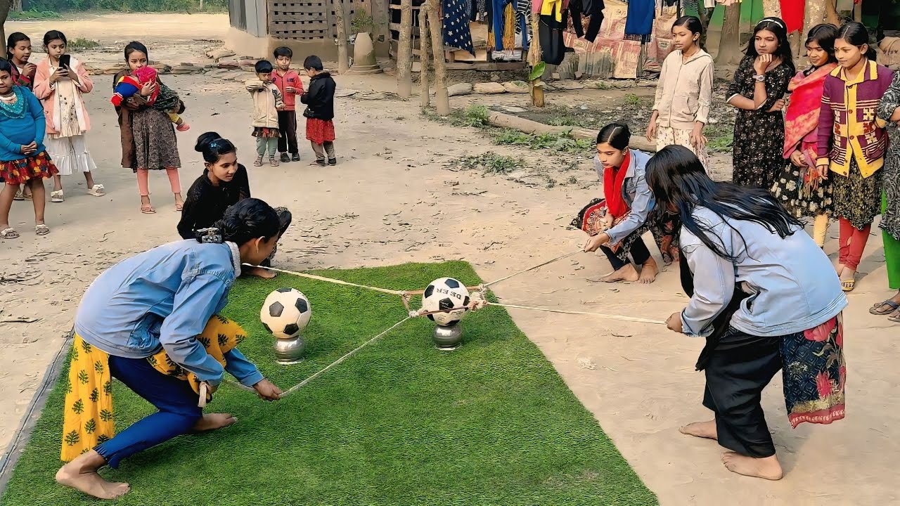 Game Challenge contestants struggle to win with four people holding a ball