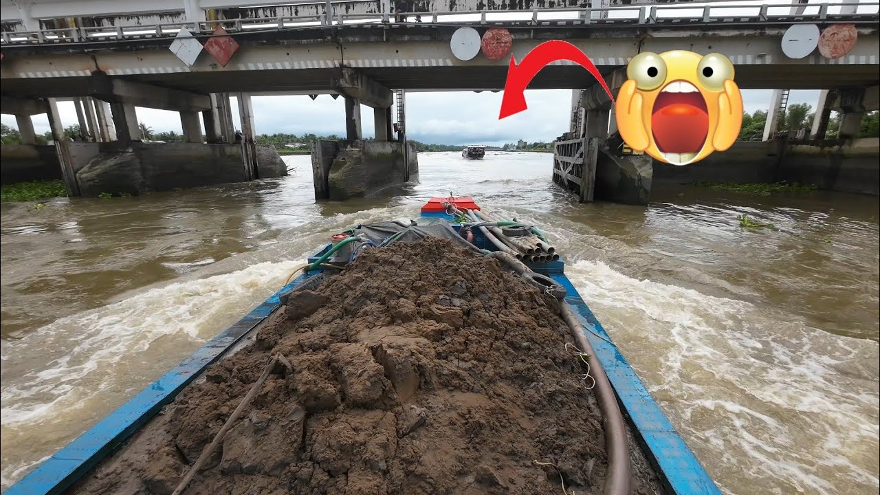 [506] Сегодня я отправился с капитаном на лодке к воротам плотины, что было очень интересно.