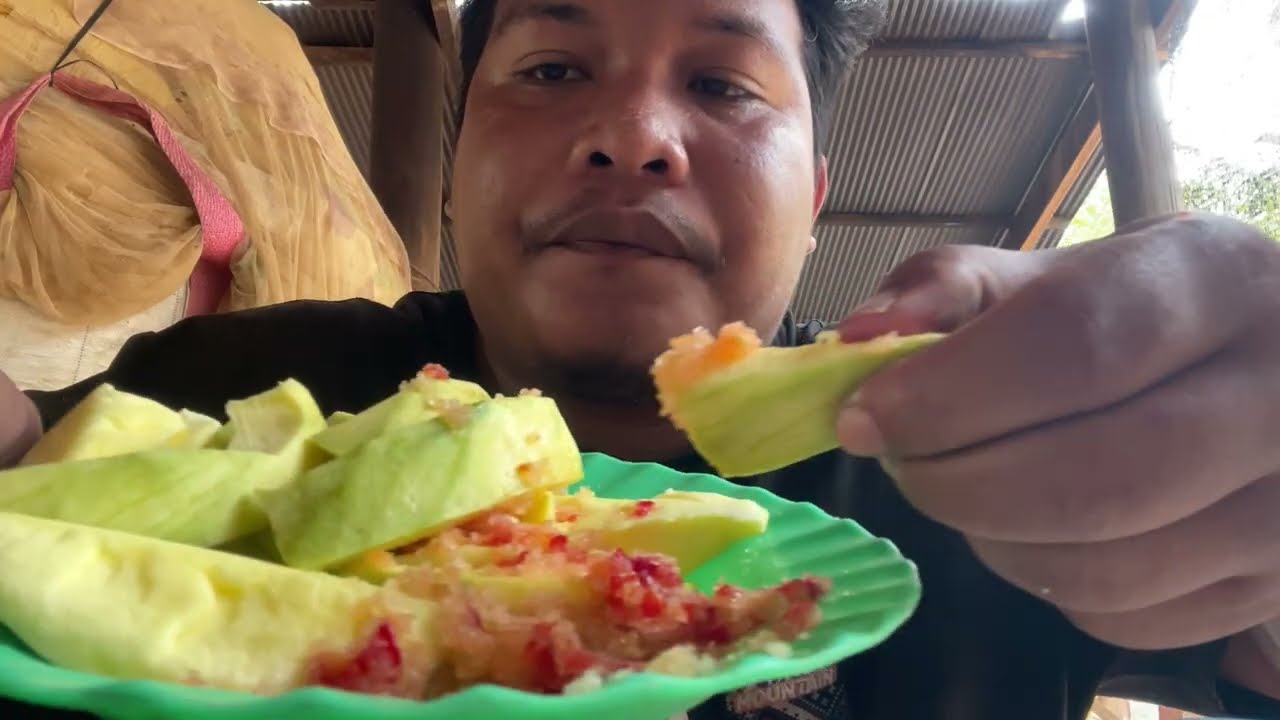 Eating mango with salt peppers delicious @forestlife168