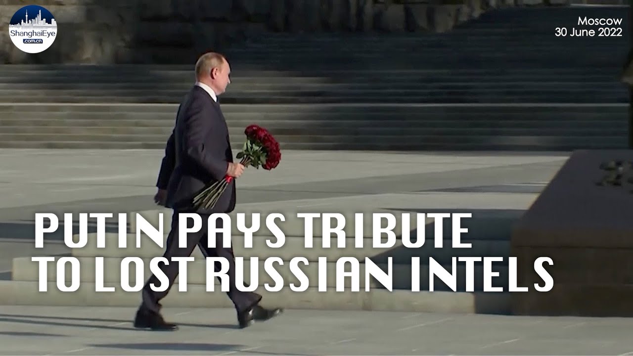 WATCH Putin lay flowers to a Moscow monument devoted to Russian intelligence officers