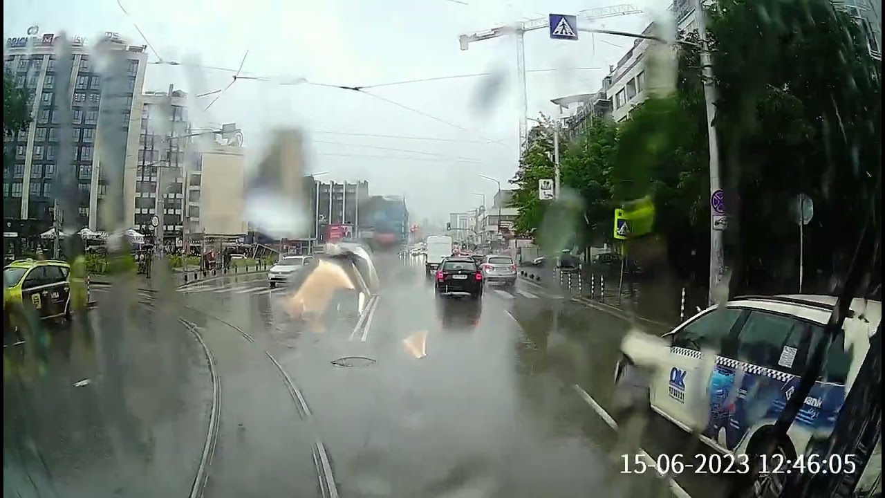 Джиткам си12/I'm riding the tram and ringing the bell12 #София #tram #crash#crazy #lucky #dashcam