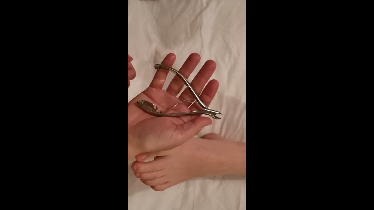 Le soin des ongles des pieds: la coupe des cuticules et des envies.