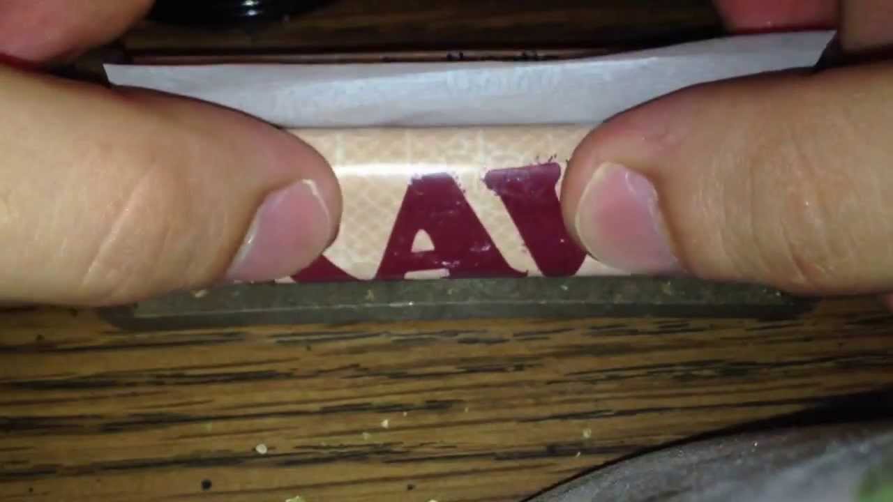 How to roll a joint with a raw rolling machine