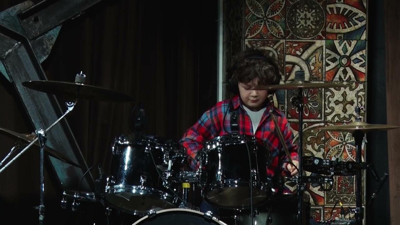 Калашян Михаил: Green Day - Wake me up when September ends (drum cover)