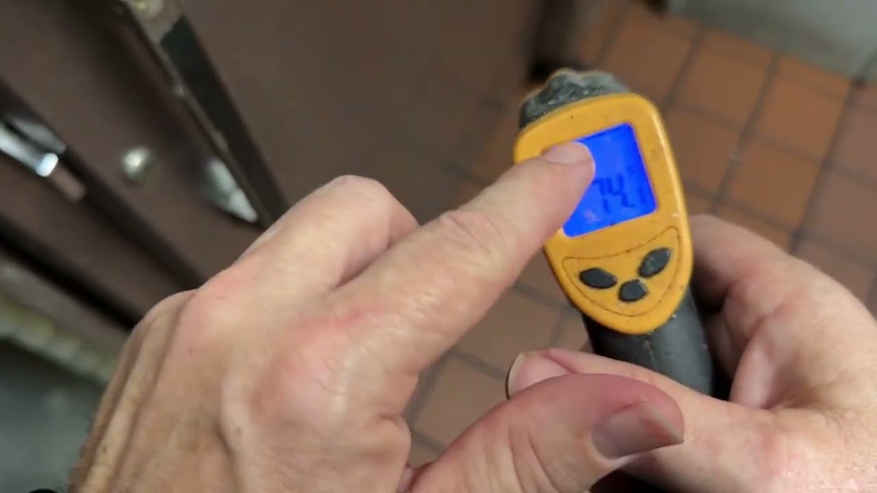 Измеряю температуру инфракрасным термометром.