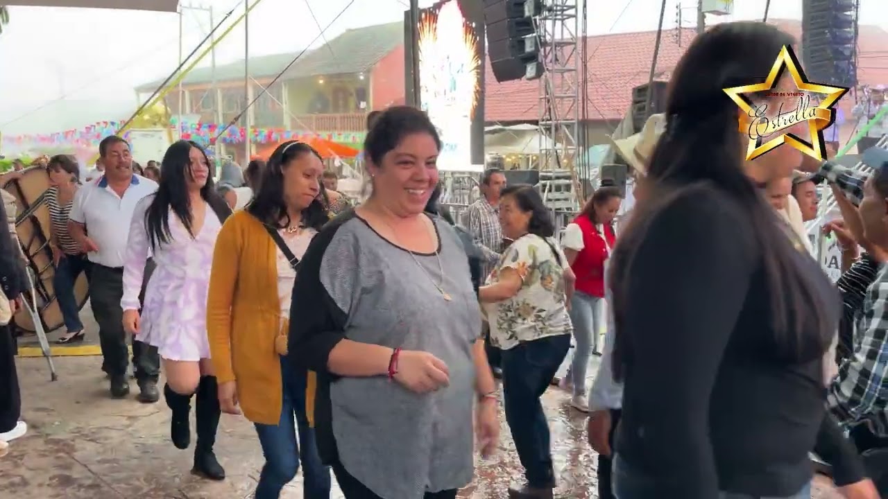 BANDA ESTRELLA DE HIDALGO EN TIANGUISTENGO EN SU HUAPANGUEADA CON BANDA DE VIENTO