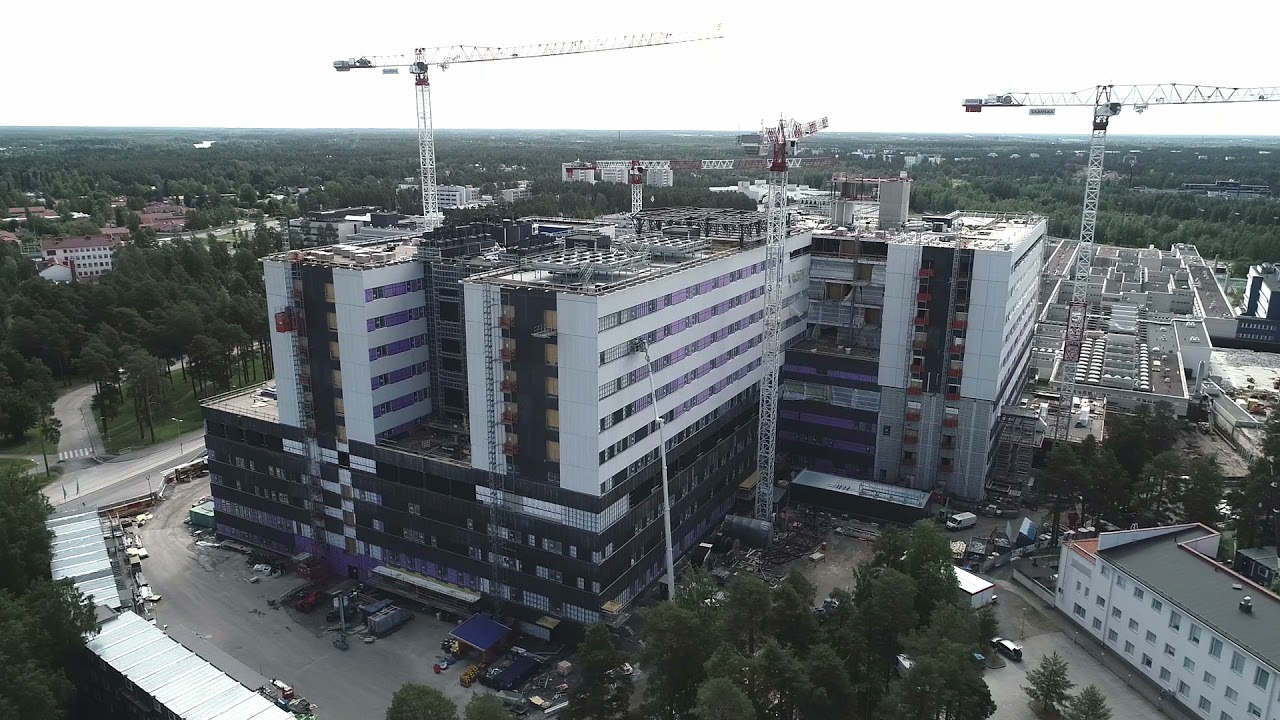 OYSin uuden sairaalan ty&ouml;maa kes&auml;kuussa 2021